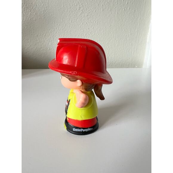 Fisher-Price Little People Fire Truck with Firefighter Figure 2019 - Picture 4 of 11